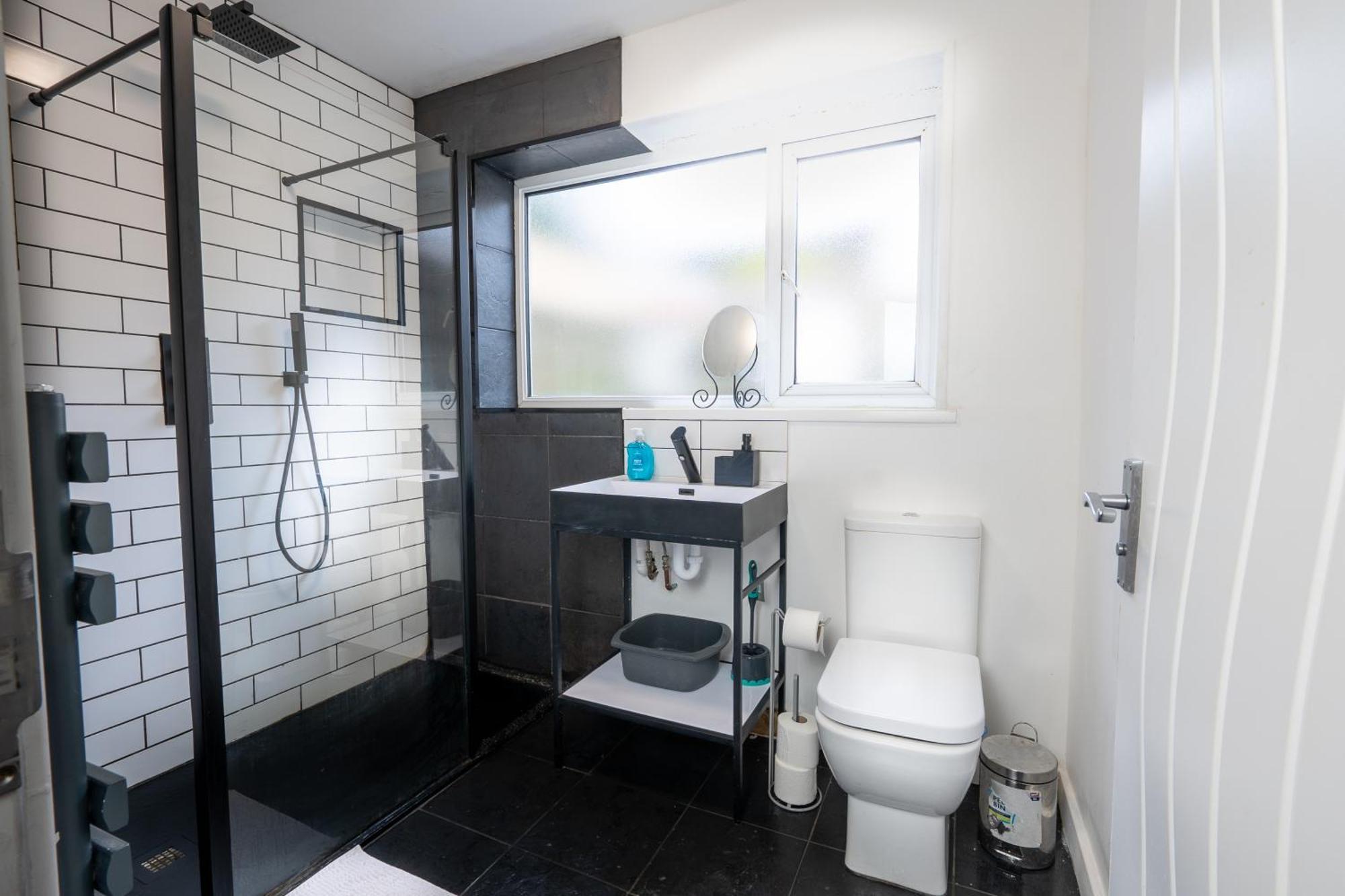 4-Bedroom Home - Ideal For Groups Working Away From Home Swansea Zewnętrze zdjęcie