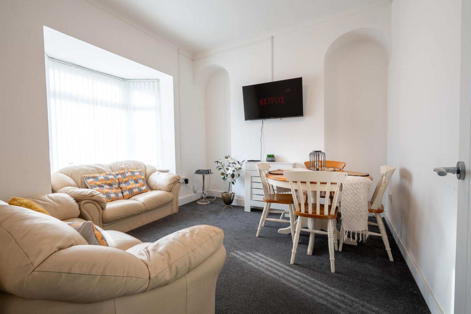 4-Bedroom Home - Ideal For Groups Working Away From Home Swansea Zewnętrze zdjęcie