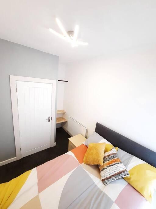 4-Bedroom Home - Ideal For Groups Working Away From Home Swansea Zewnętrze zdjęcie