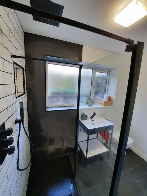 4-Bedroom Home - Ideal For Groups Working Away From Home Swansea Zewnętrze zdjęcie
