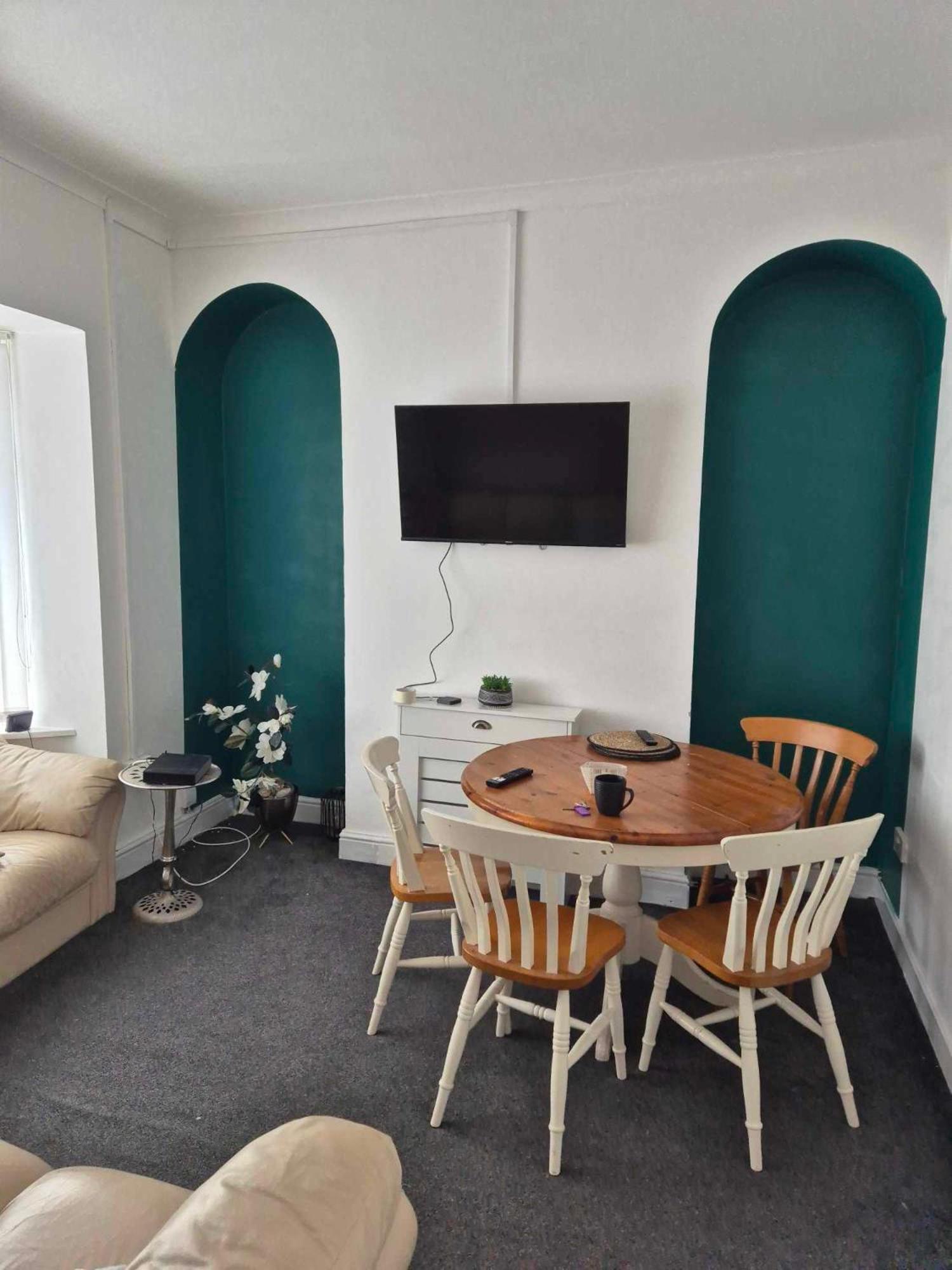 4-Bedroom Home - Ideal For Groups Working Away From Home Swansea Zewnętrze zdjęcie